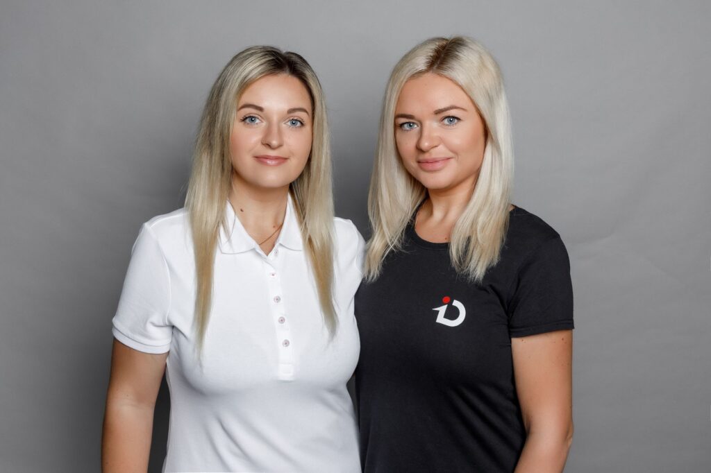 Igne und Greta Dirzyte im Büro